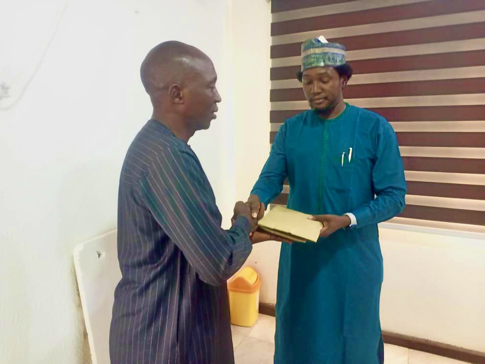 AdamawaAcresal's tweet photo. 🌿✨ Celebrating Achievements and Sparking Inspiration for 2024 at Adamawa ACReSAL! 🏆🌟
PC Dr. Ibrahim D. Chinda @imdchinda calls on every member of the ACReSAL family to gear up for 2024. Awarded 2 staff for dedication to duty🌱🌍
#ACReSAL #TeamSpirit  #2024Goals✨🌿 https://t.co/OHhOGo6Uaa