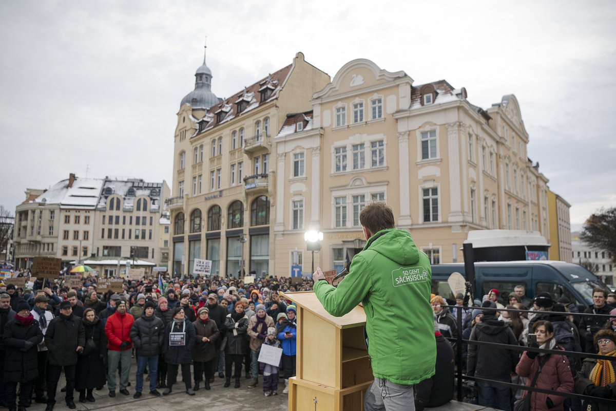 MPKretschmer's tweet photo. Überall in Deutschland demonstrieren Menschen für Demokratie &amp; gegen Rechtsextremismus. Wir stellen uns schützend vor unsere Mitbürgerinnen &amp; Mitbürger die nicht hier geboren wurden jedoch unser Land bereichern, hier leben &amp; arbeiten - sie sind bei uns willkommen. https://t.co/clKhWfE8at