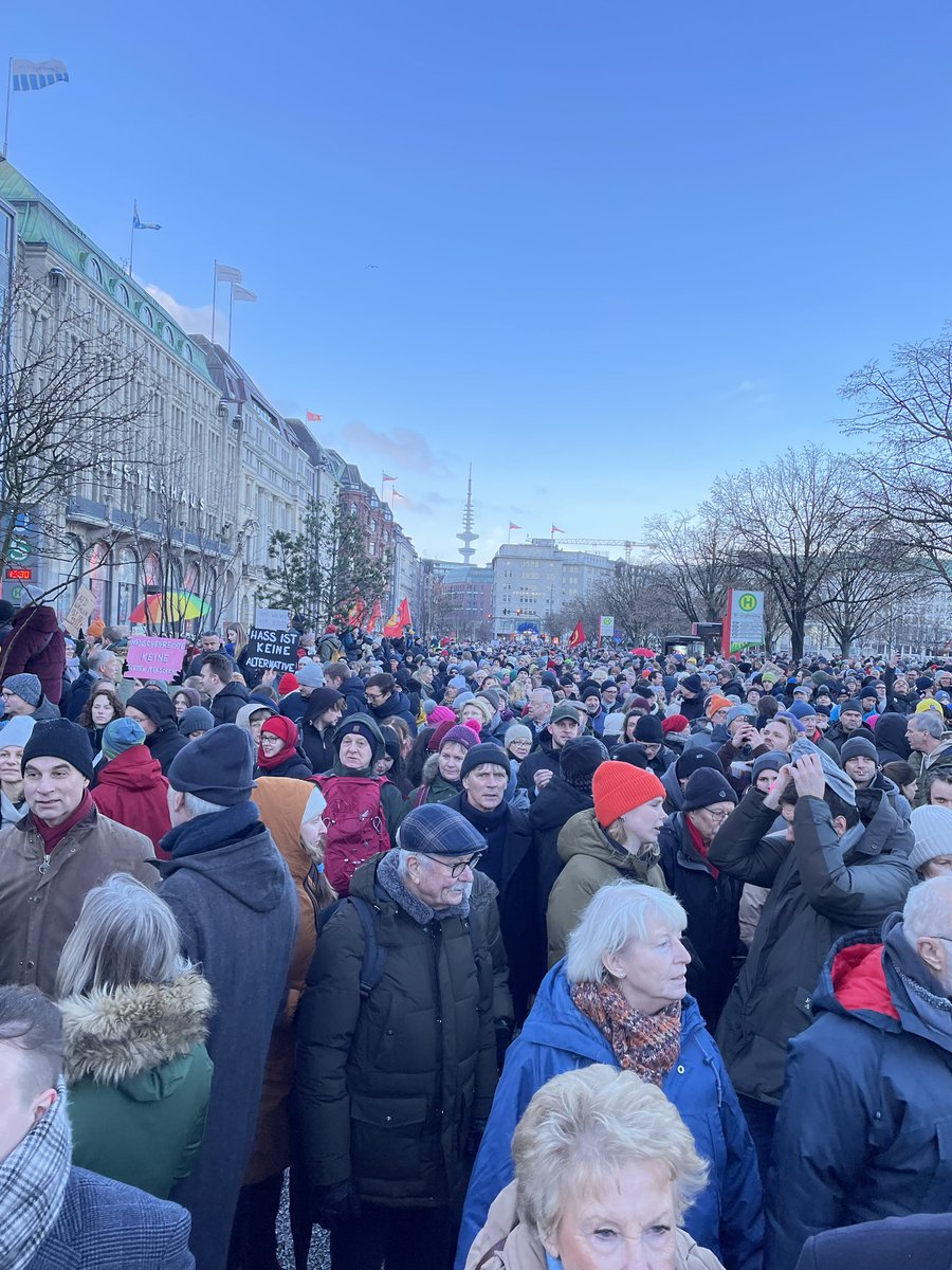 Es ist Zeit aufzustehen! #Haltung zeigen kann jede/r! Die große Beteiligung an den Demos ist top, es bedarf jedoch mehr: Am Arbeitsplatz, auf der Straße, im Verein oder an der Theke, über gilt es die #Demokratie und #Freiheit zu verteidigen. 
#zukunftistjetzt
#NieWieder