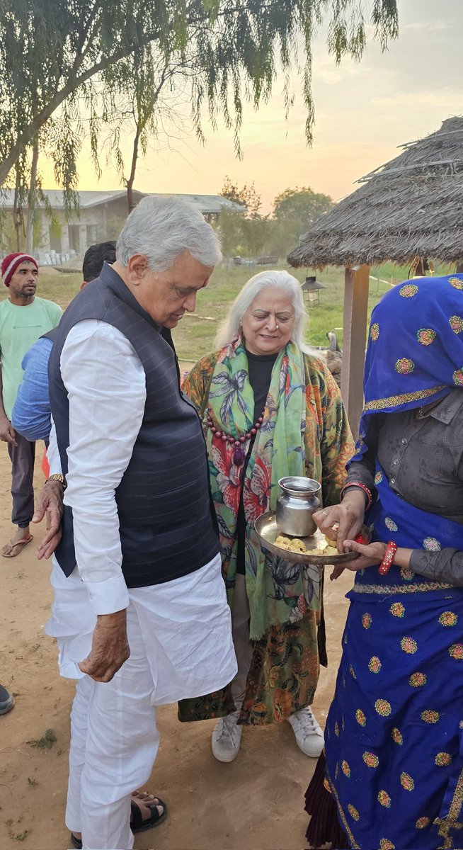 binaakak's tweet image. आज मेरे भाई किरोड़ी जी अपने सवाई माधोपुर प्रवास पर मेरे झोंपड़े पर पधारे और मुझे अनुगृहीत किया।  उनके साथ आये कार्यकर्ताओं ने भी मुझे अपार स्नेह व आदर दिया  मैं सब की आभारी हूँ   किरोड़ी अपनत्व के धनी हैं @DrKirodilalBJP @meena