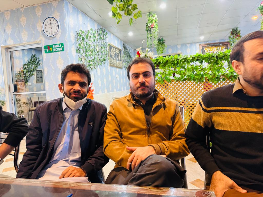 DrKhalidKamal's tweet image. Standing strong for our profession! Young doctors in Khyber Pakhtunkhwa need your support. Join us at the protest in front of Peshawar Press Club to demand  inductions for all ,  pay raises, and commission jobs .
#YdarejectFcpsSlotsdecrease
#InductionforAll
#YDAKPstrike