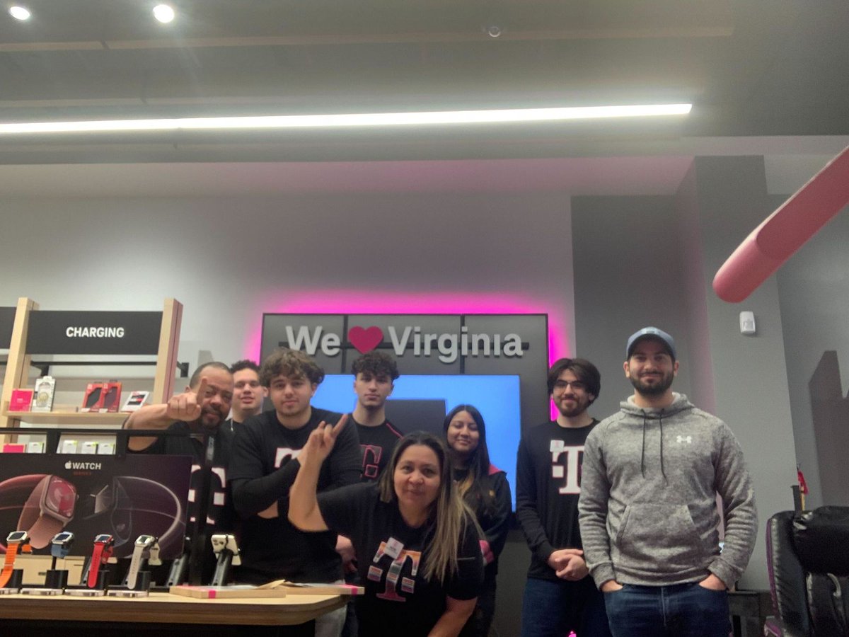 Samsung X TMO Sunday Funday is officially BACK! Was great seeing everyone engaged and excited about our upcoming launch. Now to put that knowledge to work!
#trAIningday
#SundayFunday
#SamsungCares