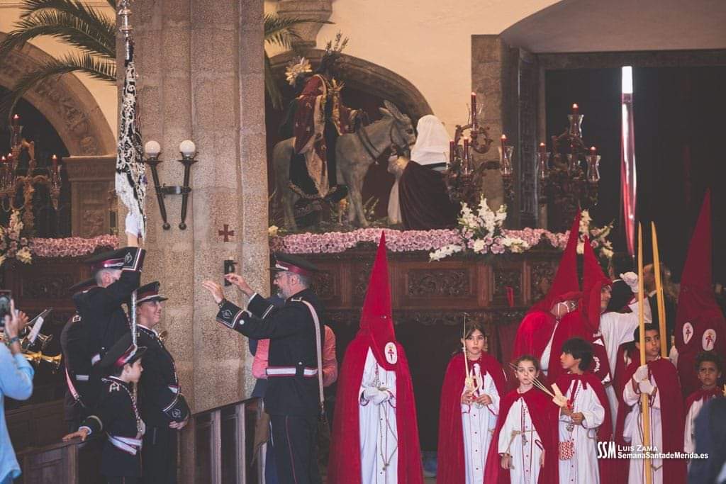Los Domingos por la tarde nos trasladan hasta la Concatedral-Parroquia Santa María de Mérida con la <a href="/Cofinfantil/">Cofradía Infantil</a> 🎼Cerca de Ti, Señor.