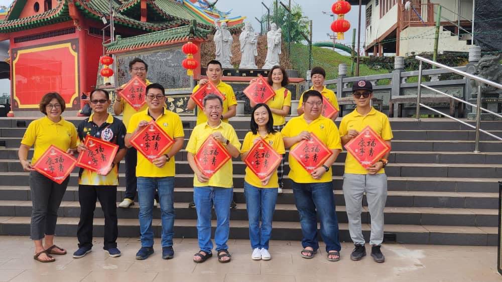 simkuihian's tweet photo. Sharing the traditional Chinese New Year 🧧 joys with my N14 Batu Kawa
 
Thanks #TeamDrSim for distributing together.
 
In case if you missed out special CNY🧧Calligraph for 2024 (truly a collector items) by 96 year old Master Calligraphy 沈保耀老师, pls contact #TeamDrSim

#N14 https://t.co/kxEHVkJW3Y