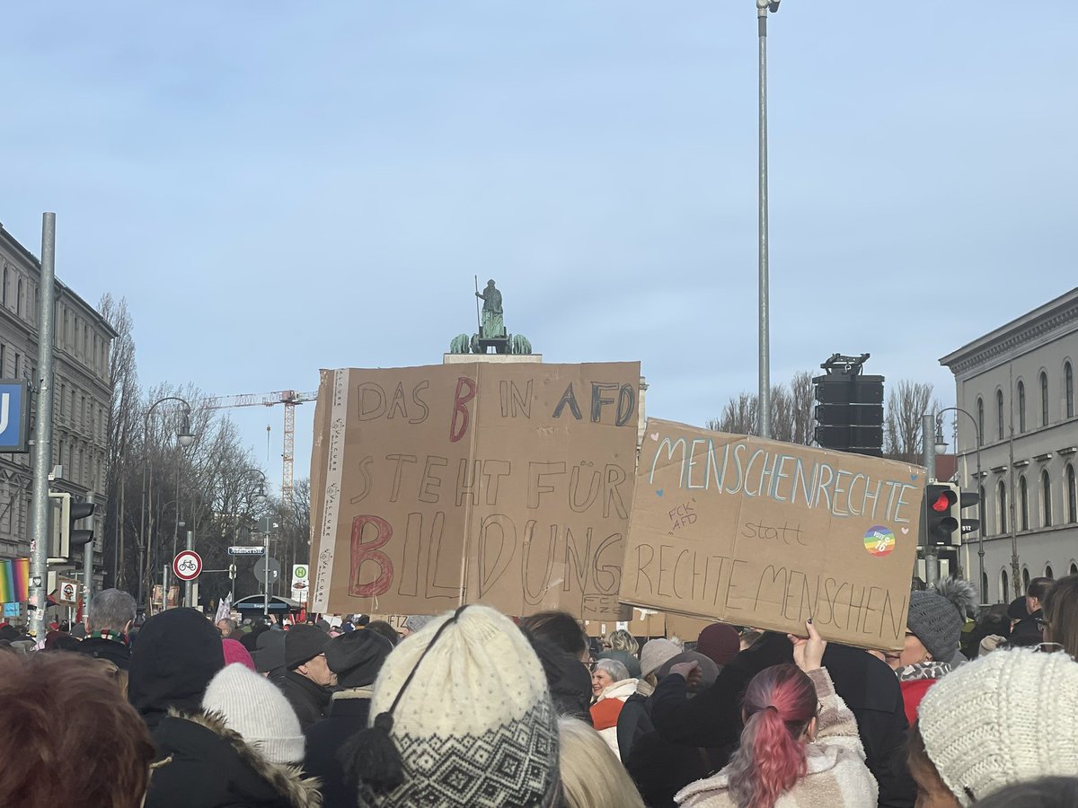 Up to 250,000 participants set an important example in Munich today. 💪 Munich is colorful! 🌈 Never again fascism!