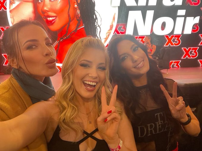 I popped in to see Jenna haze and stokely last night https://t.co/tOPotDR0SA<a href="/tag/mvsales"class="tags"><span>#mvsales</span></a>