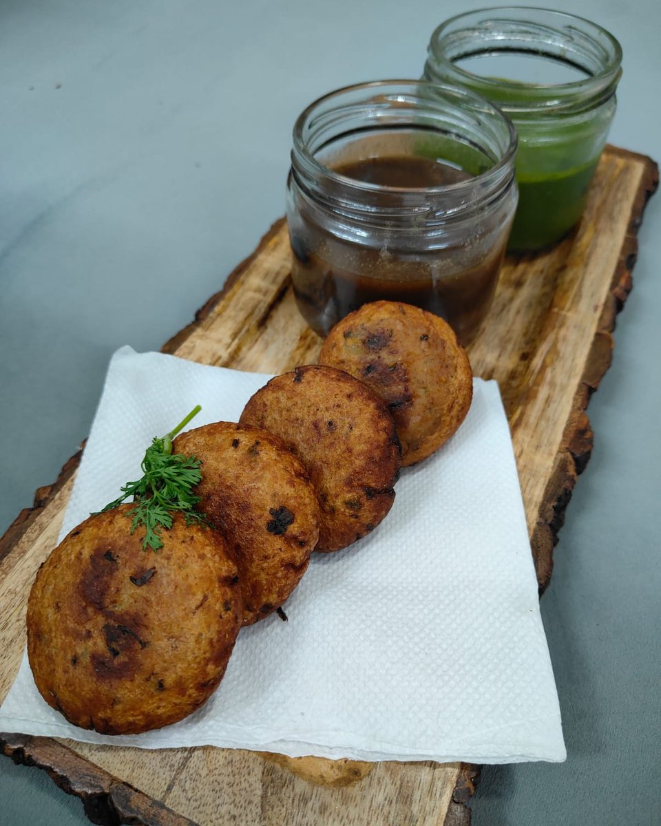 Jain tikki Banana tikkis with green coriander chutney and dates jaggery saunth 👍