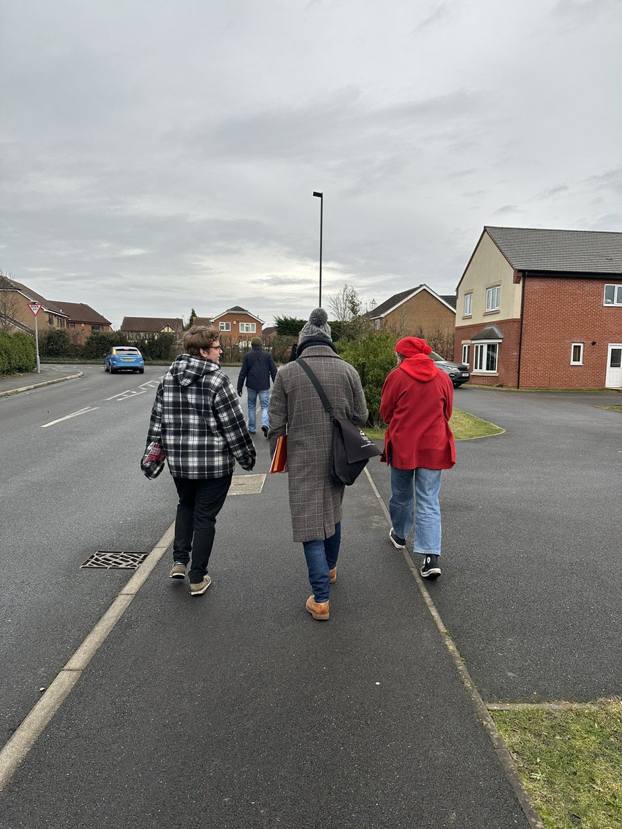 SamanthaNiblet4's tweet image. Great crowd of activists for our afternoon listening session on the doorsteps in #StensonFields. I’m always extra delighted when @EastMidsYL  come to help me (thanks @Bethany_Madden1 &amp;amp; @Joel_Bryan1999 
A big thank you to @TomSpray3 too for coming to help us in South Derbyshire