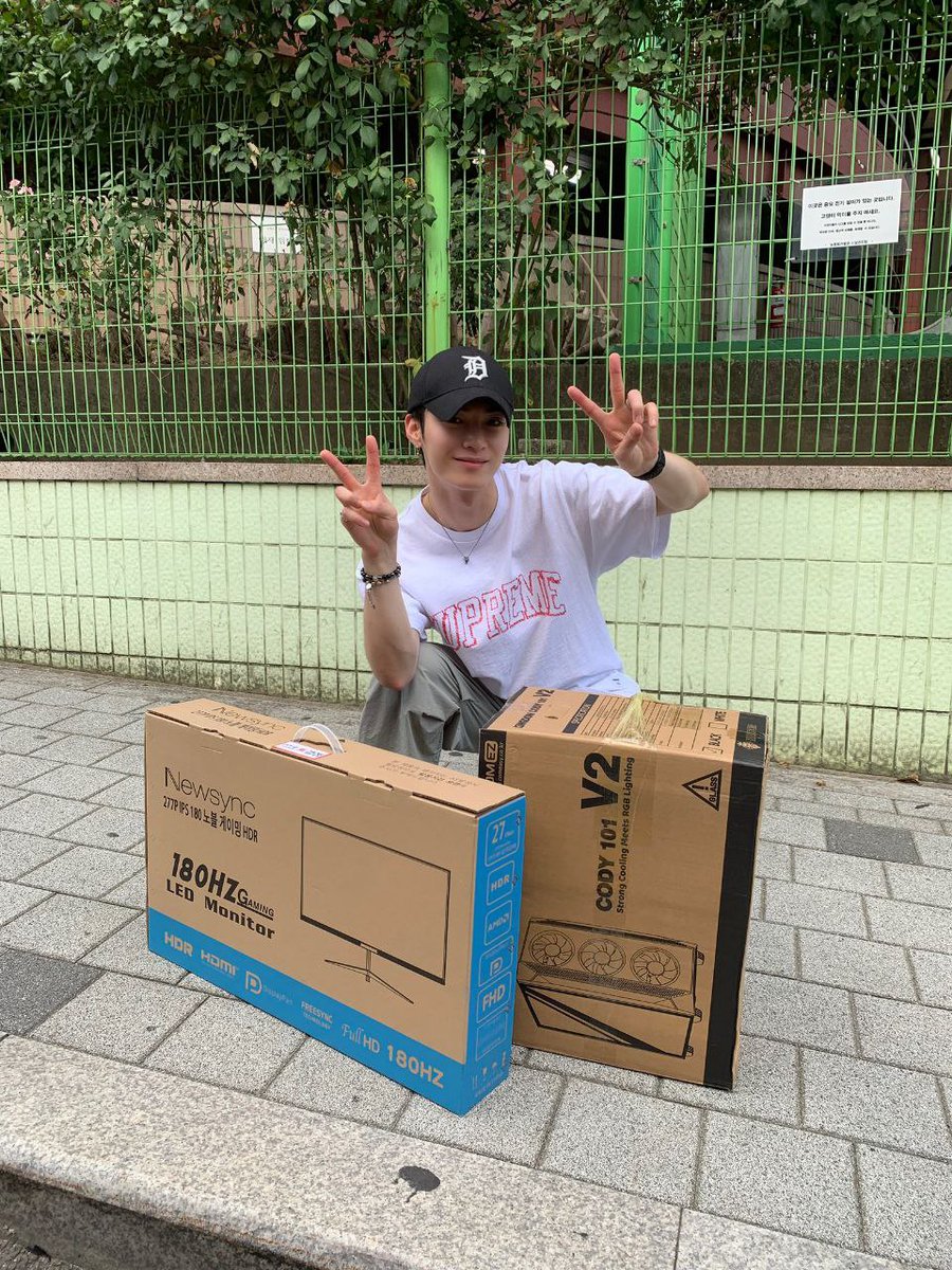 RapperYeongeun's tweet photo. A era gaymer ta vindo https://t.co/7LrC8evmbA