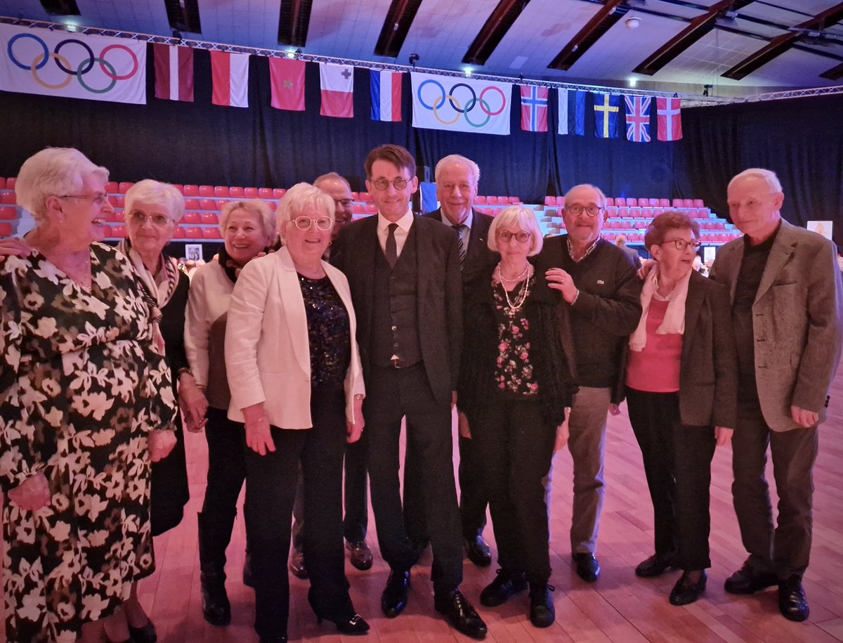 4ème repas des aînés. 
Grâce au formidable travail de nos agents, ce sont encore plus de 600 convives qui se sont régalés ce dimanche. Avec un magnifique spectacle qui leur a été proposé. 
Merci à nos agents. #beauvais