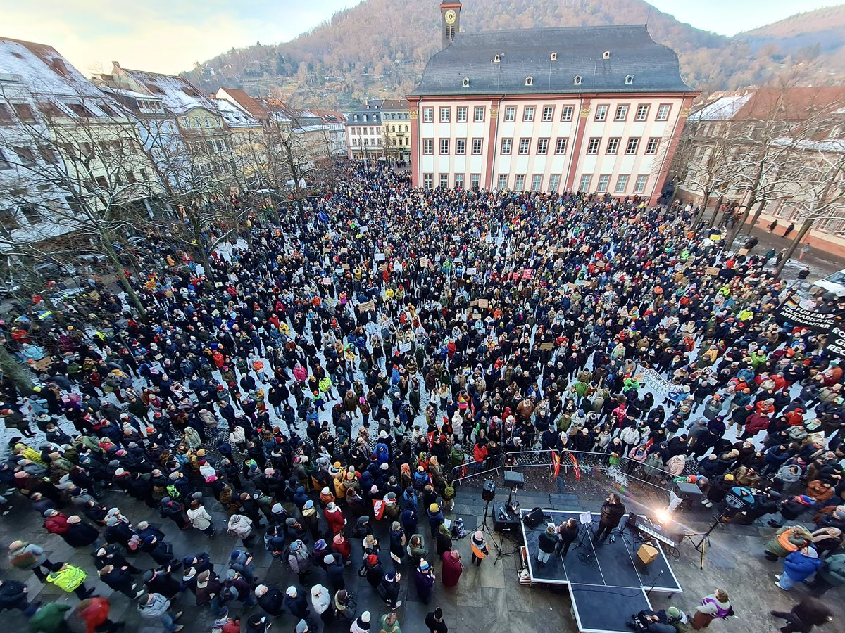lineniedeggen's tweet photo. #NieWiederIstJetzt. Nie wieder wegsehen. Nie wieder Betroffene ignorieren. Nie wieder Faschismus als 'Dummheit' abtun. Nie wieder nicht dazu lernen. 

Viele Leute auf die Straße bringen ist toll. Wir laufen aber gerade große Gefahr die jetztige Diskursverschiebung mitzutragen. https://t.co/P3FULTE7Z7