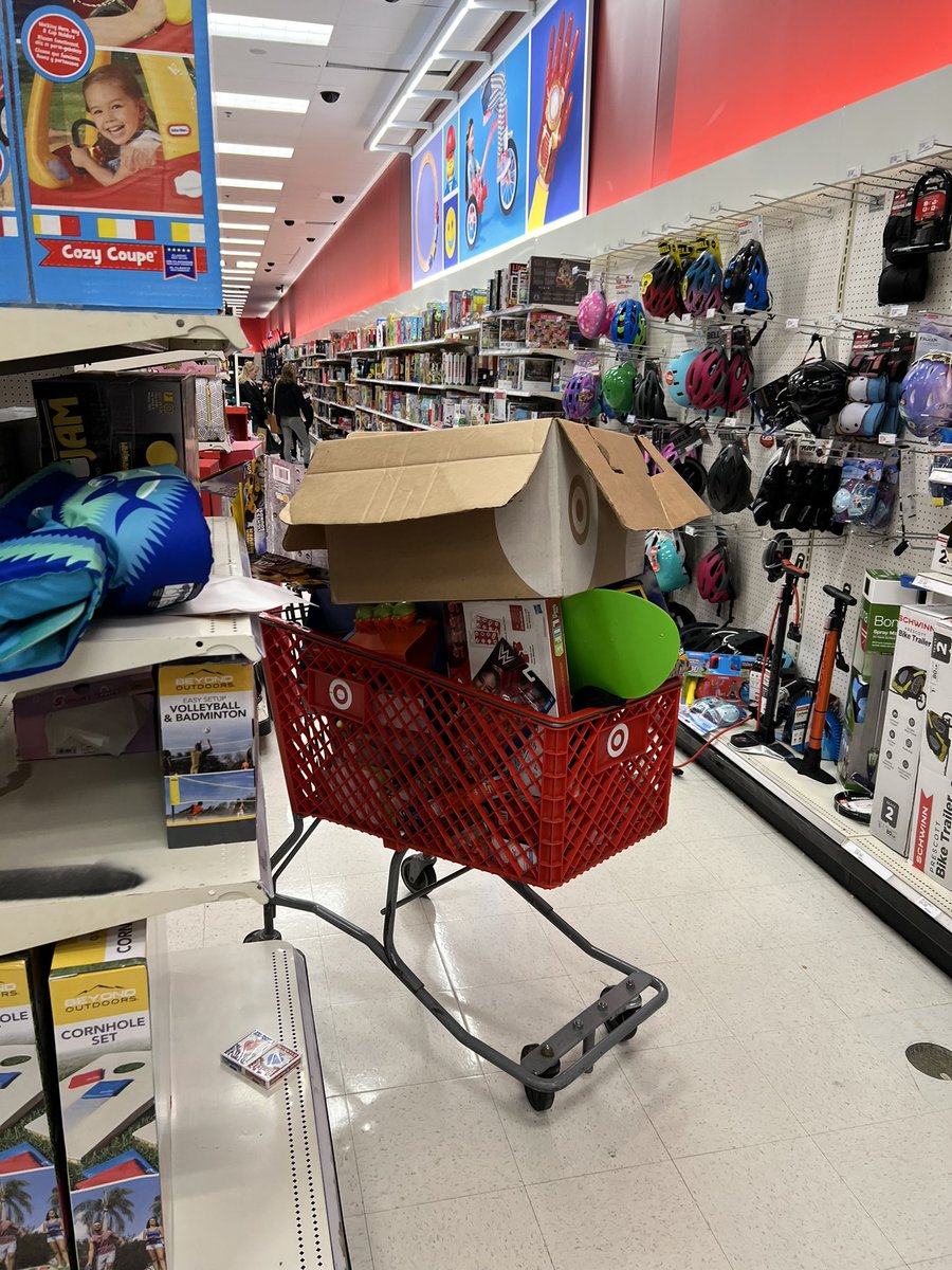 ryguy_gemos21's tweet photo. @AskTarget is this the new standard for store cleanliness?? The location at 310 Daniel Webster Highway Nashua New Hampshire. Very disappointed to see the store like this. This definitely drives customers away https://t.co/Jk8zajGykj