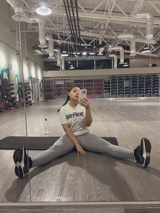 Am chec sa imi largesc pasarica diseara. Cine se ofera?   A: Eu😏🔥 B: Nu ms 🙄  Alege💦 https://t.co/Ah