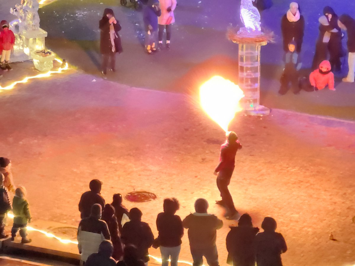 gdeems's tweet photo. 2024! @annaptowncenter's "Frost and Flame"  was EPIC. The temperature was freezing but that didn't keep throngs of  people from attending. Many ice  sculptures, food trucks, giant screen tv, metal work, smores, all sorts of activities and  experiences for people of all ages. https://t.co/sAoSxqSLS7