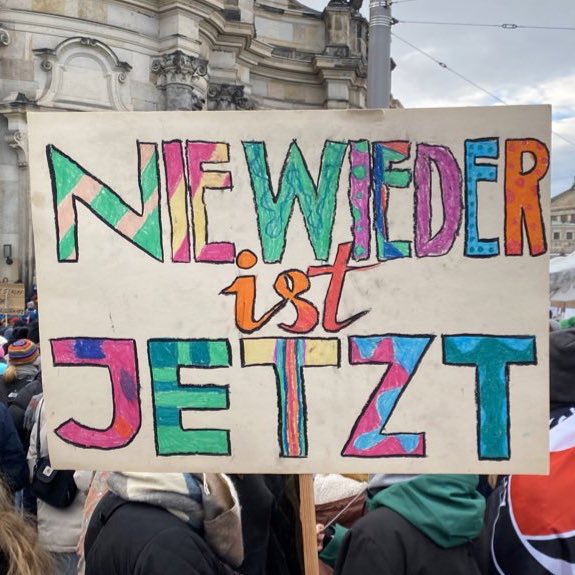 Sachsen gegen Rechts &amp; Nazis: Mehr als 100.000 am Sonntag auf den Straßen! 

#Chemnitz: 12.000
#Döbeln: 500
#Dresden:  &lt; 40.000 #DD2101 
#Görlitz: 2.000
#Leipzig: &lt; 60.000 #LE2101
#Pirna: 1.000
#Radeberg: 800
#Torgau: 450

#NeverAgainIsNow ✌️