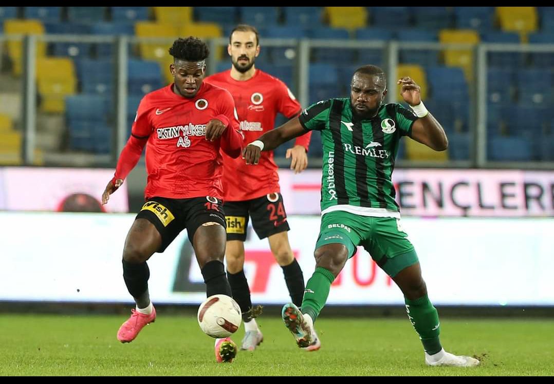 markafutbol_com's tweet photo. GENÇLERBİRLİĞİ 3-1 SAKARYASPOR
⏱ MAÇ SONUCU
🔥 #Gençlerbirliği, 1.Lig'in 19.Hafta maçında #Sakaryaspor'u 3-1 yendi.
** GOLLER ***
⚽ 56 #Roshi 0-1
⚽ 63 #Aosman (Pen) 1-1
⚽ 74 #YasinGüreler 2-1
⚽ 81 #Yatabare 3-1
🟥Sakarya'da 67'de #HasanKılıç kırmızı kart gördü. https://t.co/WysRbXDb8Q