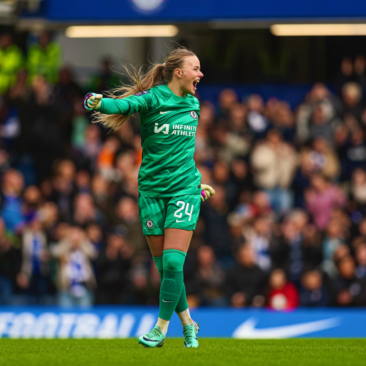 hannahhampton_'s tweet photo. dream home debut at the bridge, thankyou Chelsea fans for making it so special, up the chels💙 https://t.co/ASysj5E5PC