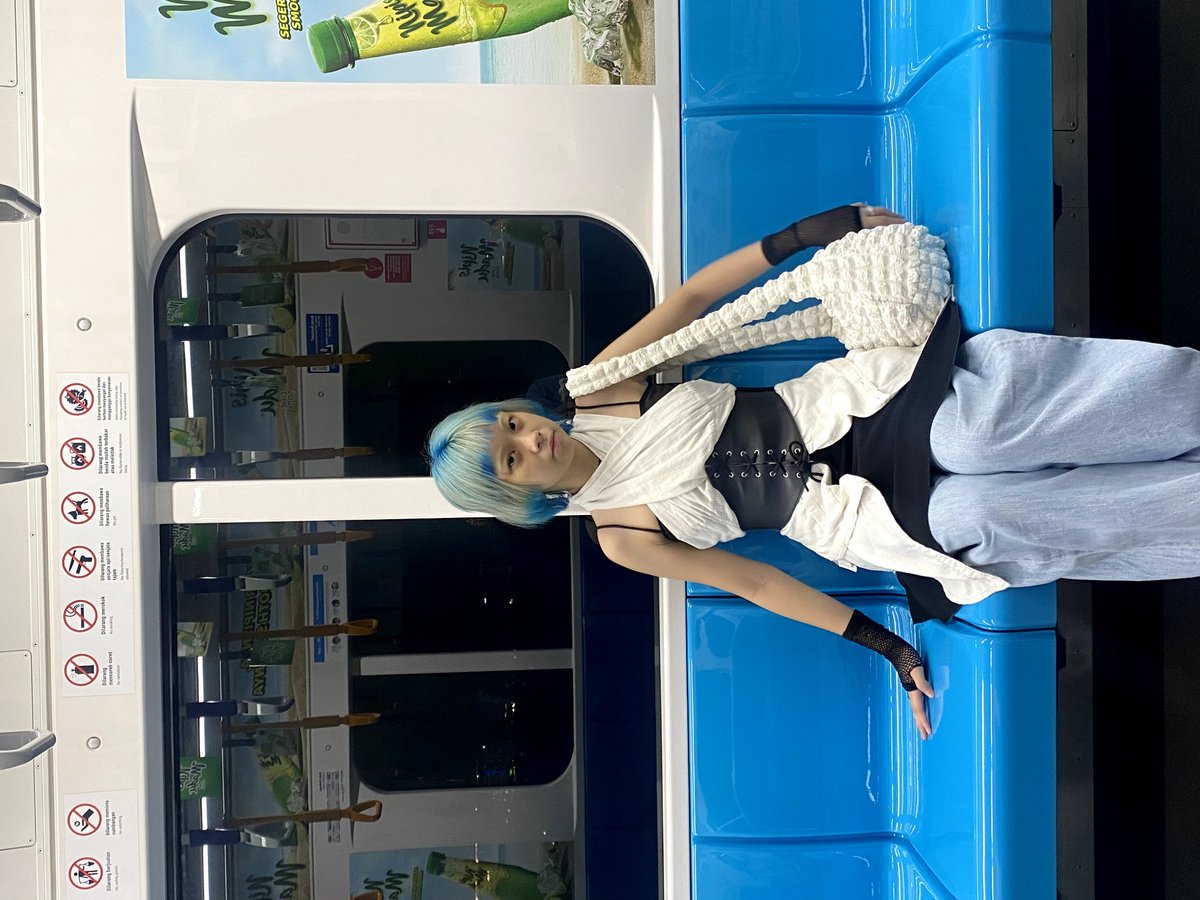 kayseraphine's tweet photo. AKU BANGGA HARI INI MEMAKAI OUTFIT YG STYLINGNYA MIKIR SEJAMAN dan btw yg putih itu kemeja putih polos yg diikat2!!! 😋😋 https://t.co/L4U96JDlIl