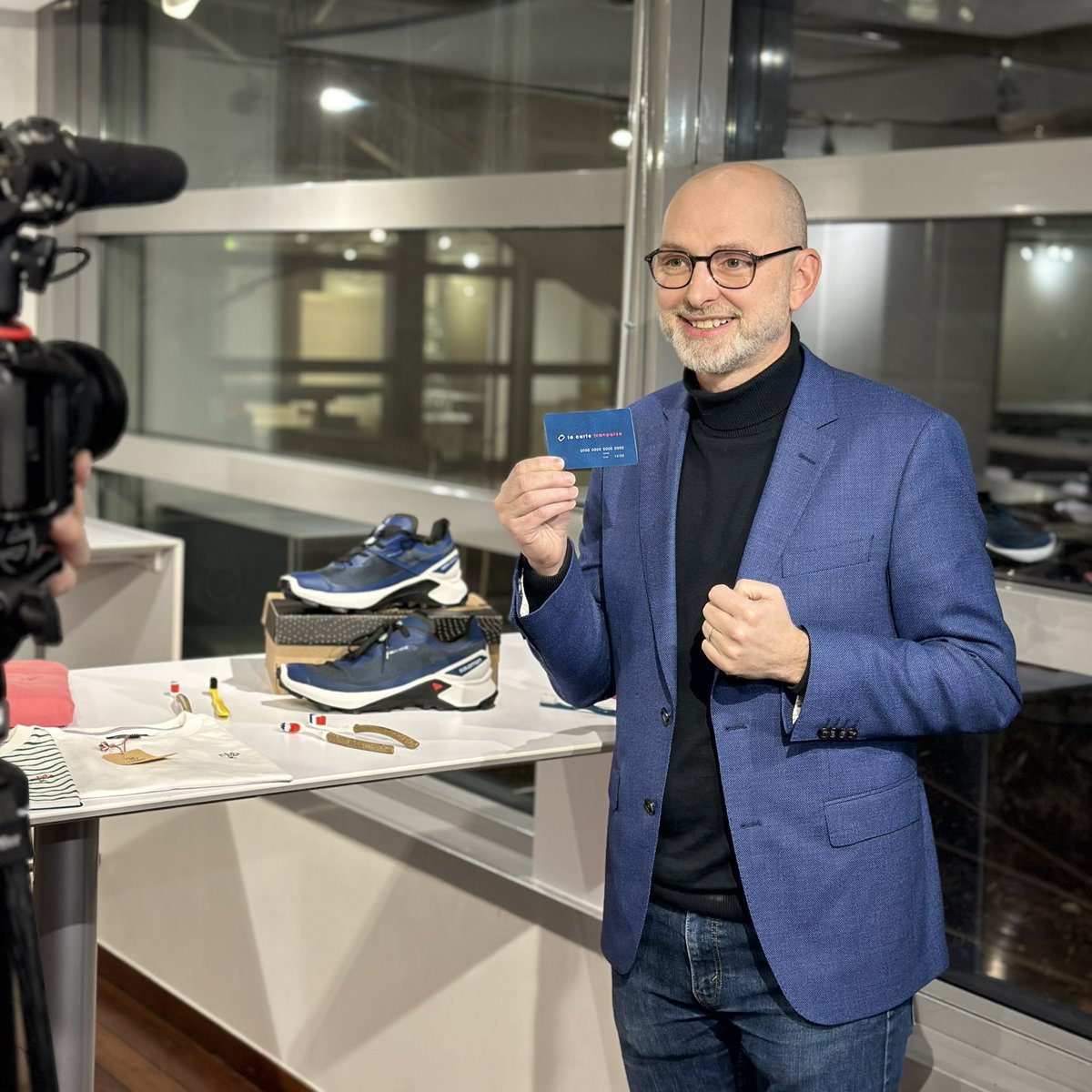 JordanReplay's tweet photo. Ce soir dans @CapitalM6, avec @martial_you nous vous parlons des entreprises qui ont décidé de relocaliser leur production en France 🇫🇷 Vêtements, chaussures, machines à café ou encore brosses à dents ! Rdv ce soir à 21h10 @courbet_julien https://t.co/nZOdJtfVr8