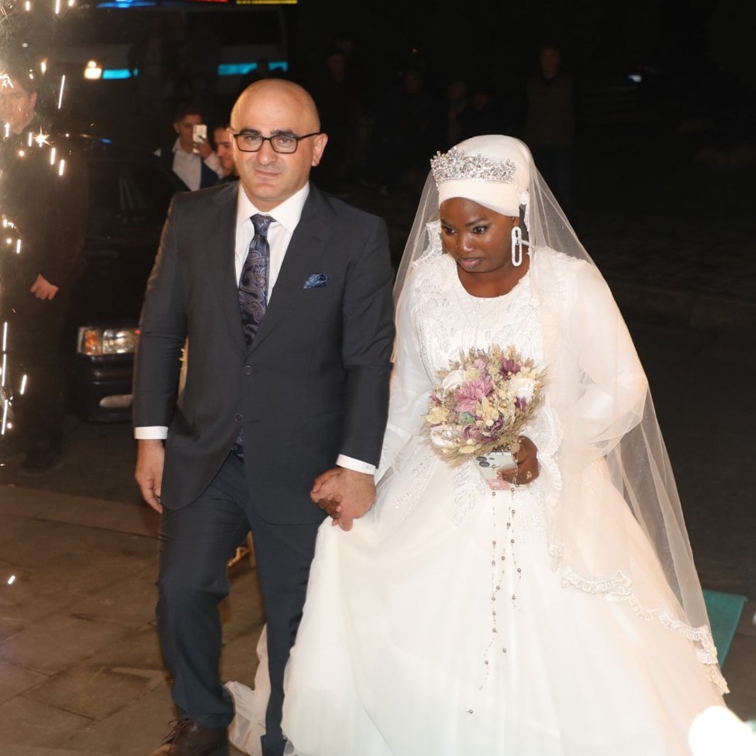 bpthaber's tweet photo. Rize'ye Afrika'dan gelin geldi.

Düğünde horon oynayan Afrikalı gelin Dembele, "Zeynep" adını aldı. https://t.co/vLVhXdugoG