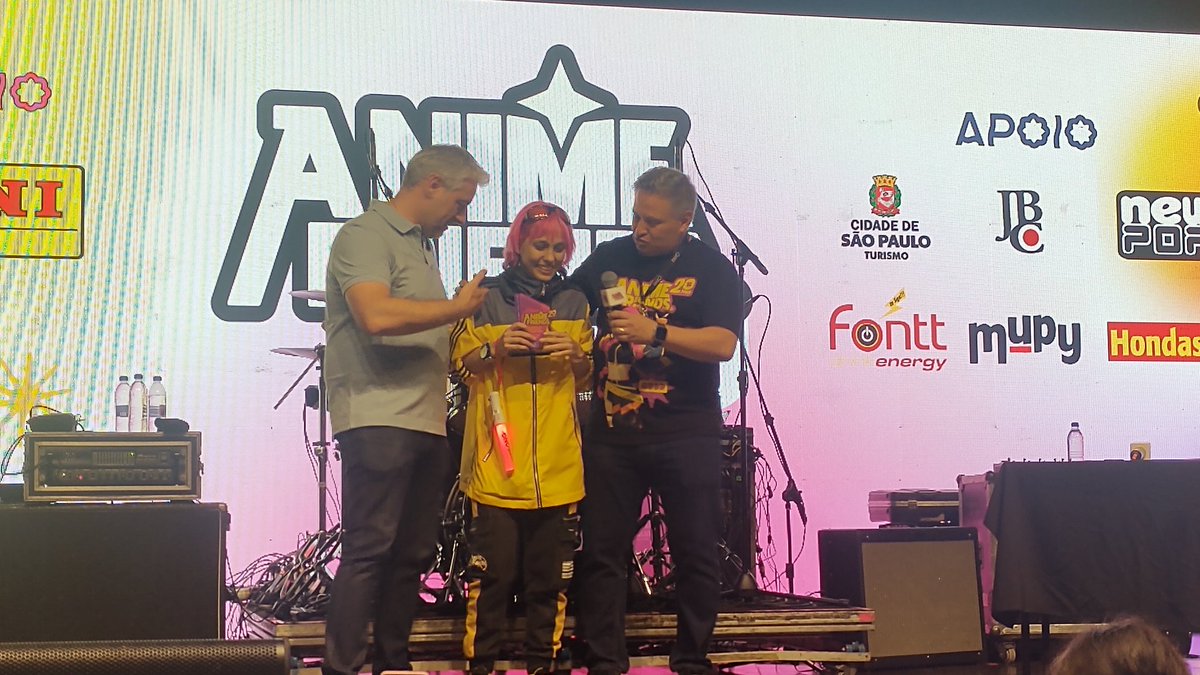 wdn_br's tweet photo. Ontem no Esquenta pro Anime Friends Premiere, a organização premiou a artista Sarah Chibi Arts, que é a responsável pela parte artística dos meios de comunicação do evento, e pelo Character Design da mascote Maru-Chan.
PARABÉNS SARINHA!! 🤩🩷

📸 Fotos: @SuetsuguYuri
#AFPremiere https://t.co/i0tBCU69qq