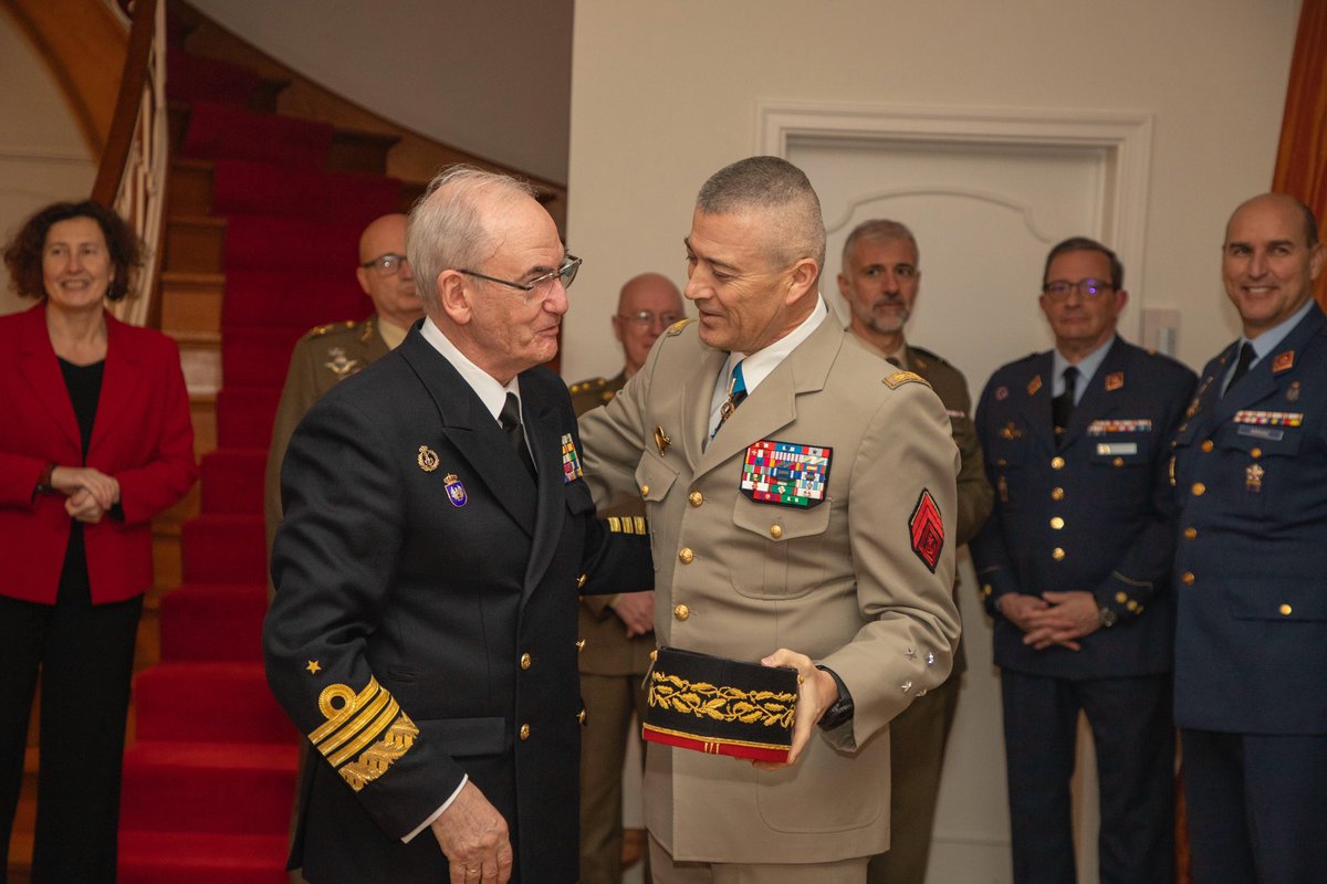 En marge du #MCCS, mon homologue et ami 🇪🇸, l’amiral Teodoro López Calderón, m'a remis la grand-croix de l'Ordre du mérite aéronautique, distinction blanche. Un insigne honneur pour les armées 🇫🇷, reflétant l’excellence de la coopération qui nous unit avec l'Espagne.