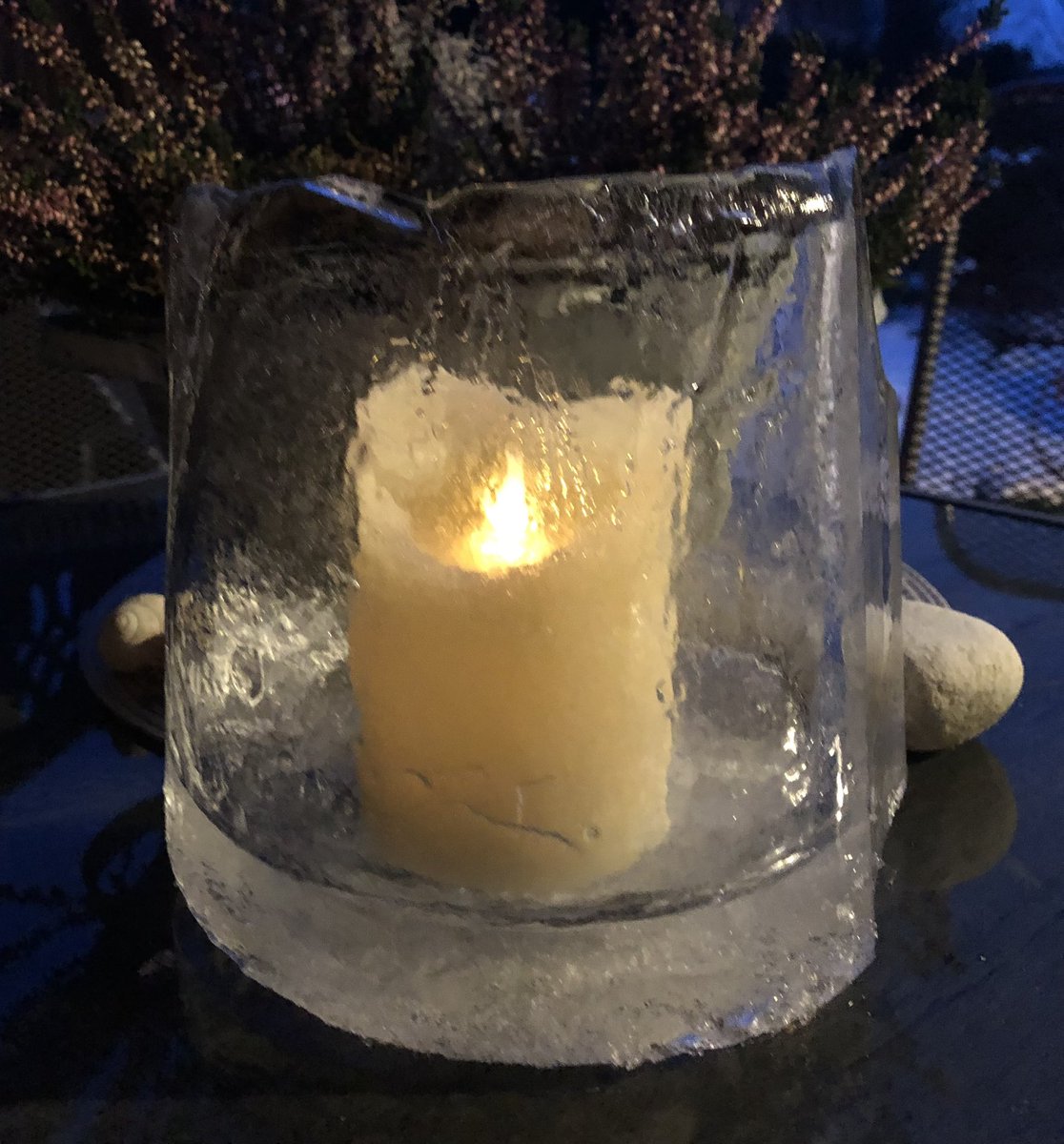 finntastic_de's tweet photo. Sieht das nicht toll aus? Da es in den letzten Tagen hier recht kalt war (bis zu minus 10 Grad), dachte ich mir, ich nutze die eisigen Temperaturen, um eine finnische Eislaterne (finn. jäälyhty) zu kreieren.
#Winter #Minusgrade #Eislaterne #jäälyhty #diefinnomenaleWebsite https://t.co/ipDtxaQXTe