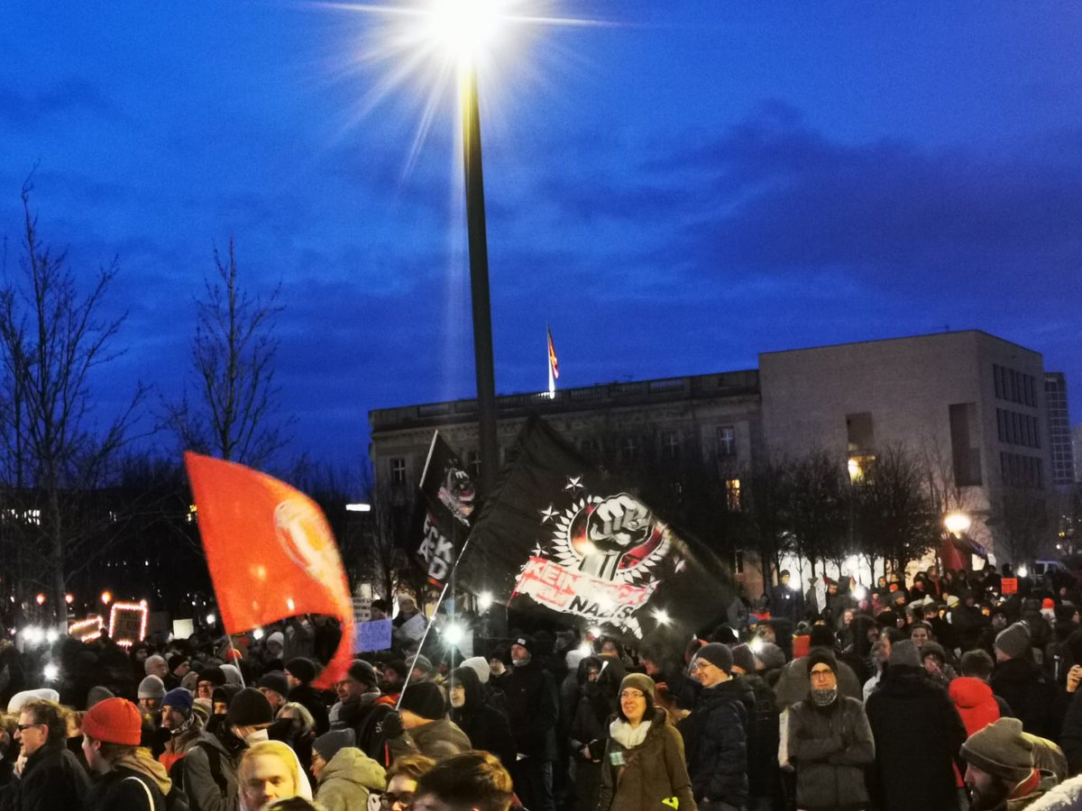 Das war #Berlin heute...
Man spricht mittlerweile von 350.000 beautiful people 😍

#b2101 #Demokratie #Demonstration #Demokratieleben #noAfD #noNazis