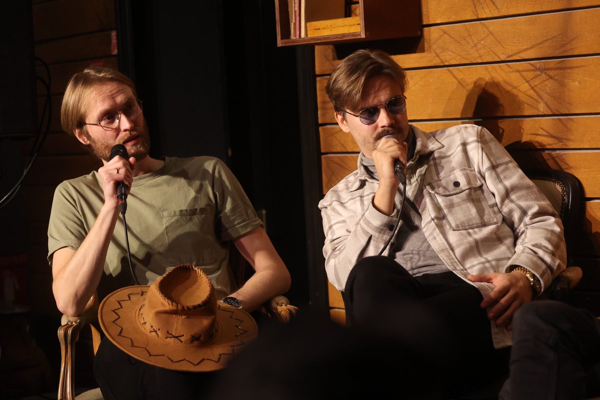 🎙️Skaties (vai klausies), kā Bize Vaļā veicās Fono Nekvalitatīvās Mūzikas Naktī pagājušajā nogalē. 

Uz skatuves pievienojās gan <a href="/Kilkuts/">Kārlis Ķilkuts 🇱🇻☘️</a>, gan <a href="/Sildniks/">Jānis Sildniks</a>, gan <a href="/papucis13/">A-Juice</a>, kurš līdzi bija paņēmis vectēva kaku krēslu (attēlā).

▶️ Skatīties: youtube.com/watch?v=QDDQgm…