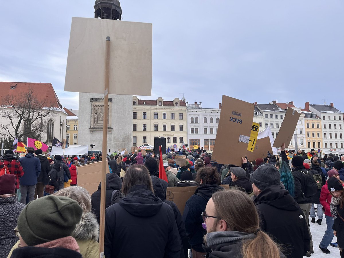 Können wir bitte kurz festhalten, dass sich in Görlitz, Deutschlands östlichster Stadt, heute ca. 2000 Leute gegen die #noafd und den #Faschismus gestellt haben?! #Wirsindbunt #wirsindmehr