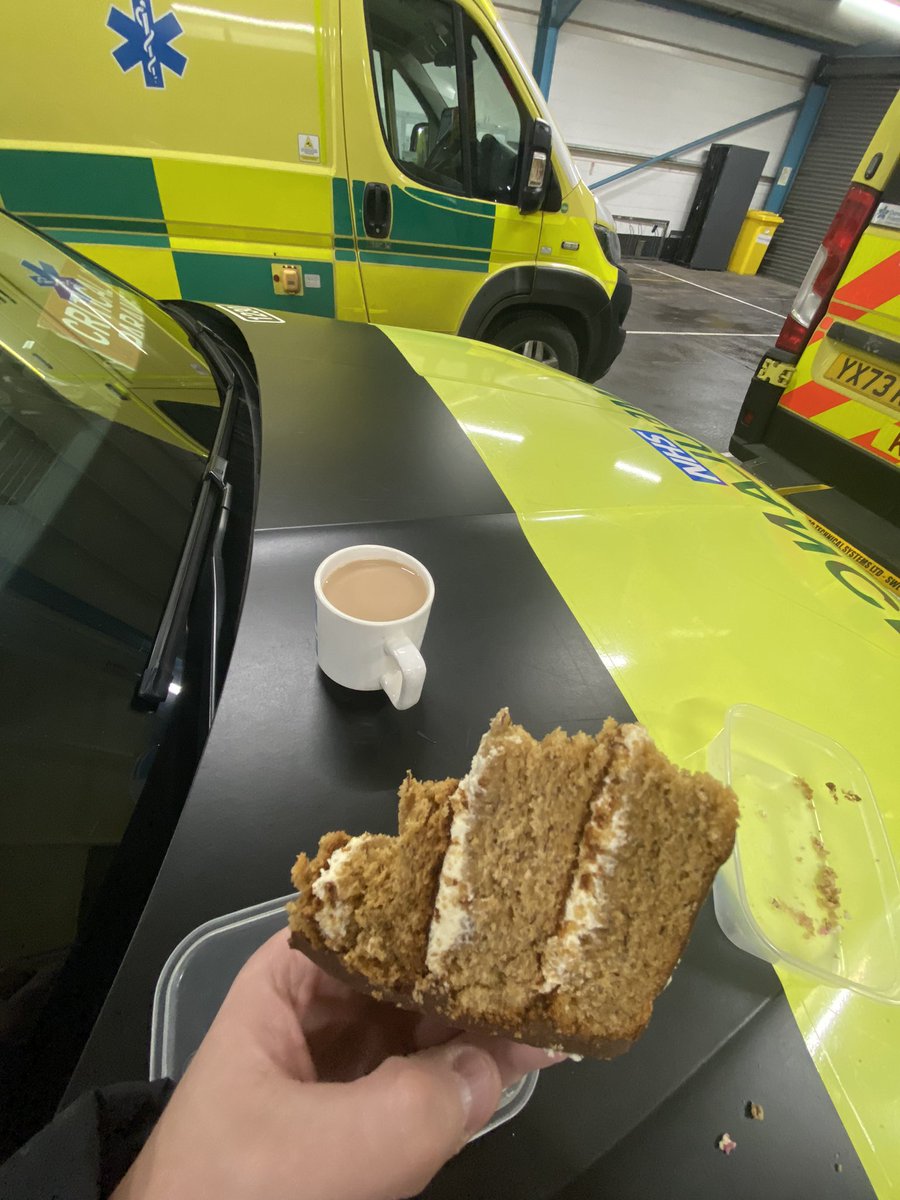 Starting tonight’s shift with tea and cake ☕️ 🍰 😋

<a href="/YorksAmbulance/">Yorkshire Ambulance</a>