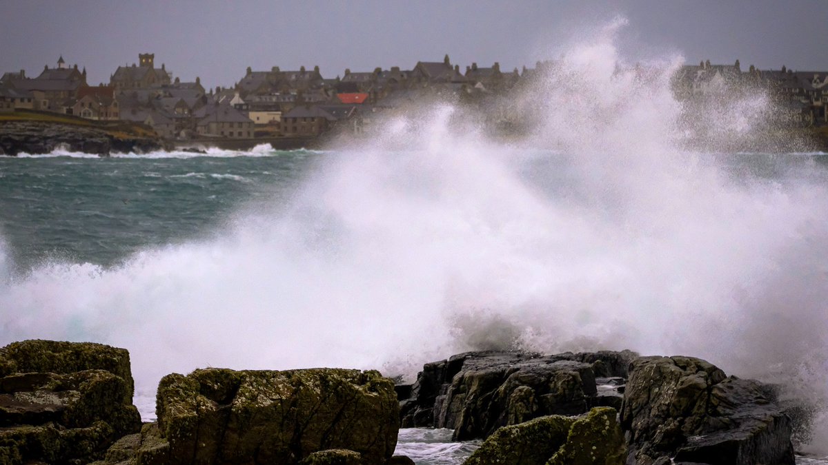 ⚠️Strong winds associated with #StormIsha may cause disruption in #Shetland on Monday morning.  We expect #SICschools & #ELC settings to open, but school transport, public buses & #SICFerries may be affected, between 6am and 10am especially.  More details: shetland.gov.uk/news/article/2…