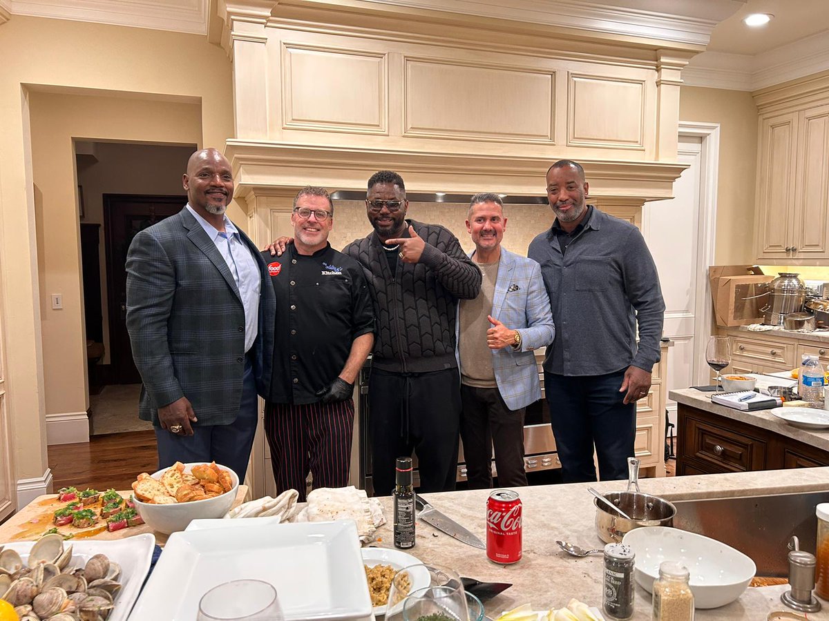 EddieGChef's tweet image. Santa Clara, CA 
The Golden Heart Fund Dinner 
San Francisco 49ers vs Green Bay Packers 
Thank you  @49ers @samson97 @rickeywaters @jrizm18 @chefuniforms @NFLAlumni
#goldenheartfund #chefuniforms #NFL #49ers #superbowl  #locavorekitchen 
ChefEddieG.TV