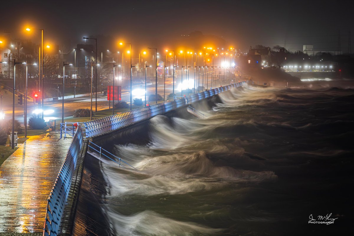 Waves battering the seafront in Carrickfergus this evening with winds from Storm Isha. <a href="/WeatherAisling/">Aisling Creevey</a> <a href="/Louise_utv/">Louise Small</a> <a href="/barrabest/">Barra Best</a> <a href="/angie_weather/">angie phillips</a> <a href="/WeatherCee/">Cecilia Daly</a> <a href="/itvweather/">ITV Weather</a> <a href="/mea_bc/">Mid and East Antrim Borough Council</a>