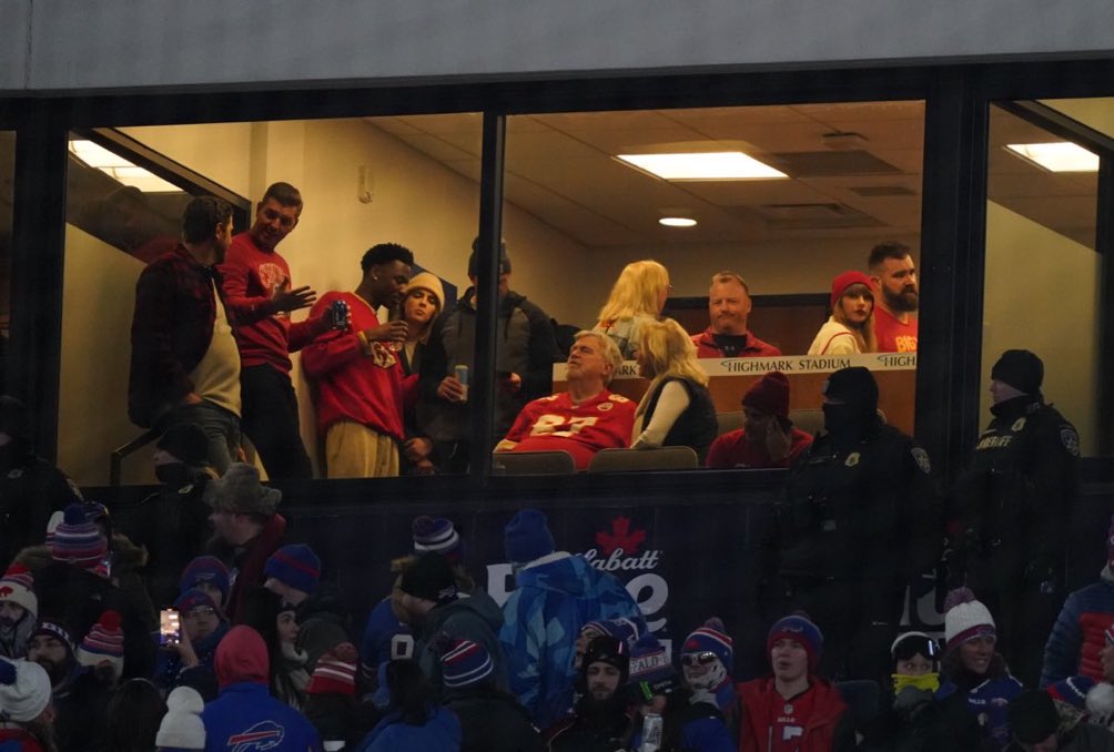 SwiftNYC's tweet image. Taylor, Jason, Ed, Donna, Kylie Kelce and Ashley Avignone and Cara Delevigne amongst others in the suite today supporting Travis Kelce at the Chiefs vs Bills game today! #ChiefsKingdom