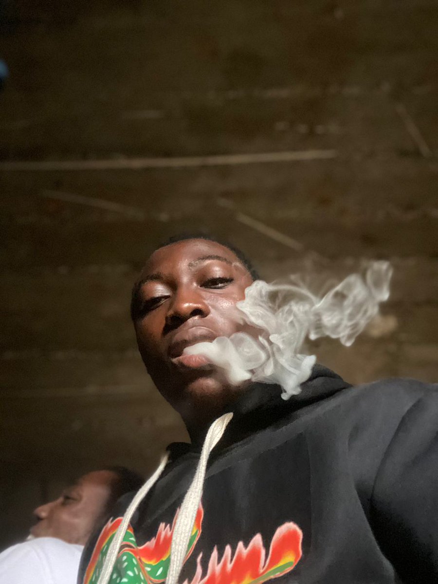 samolary419's tweet photo. Get high and forget your pass  bad experiences 😤 https://t.co/AETlm2T1VC