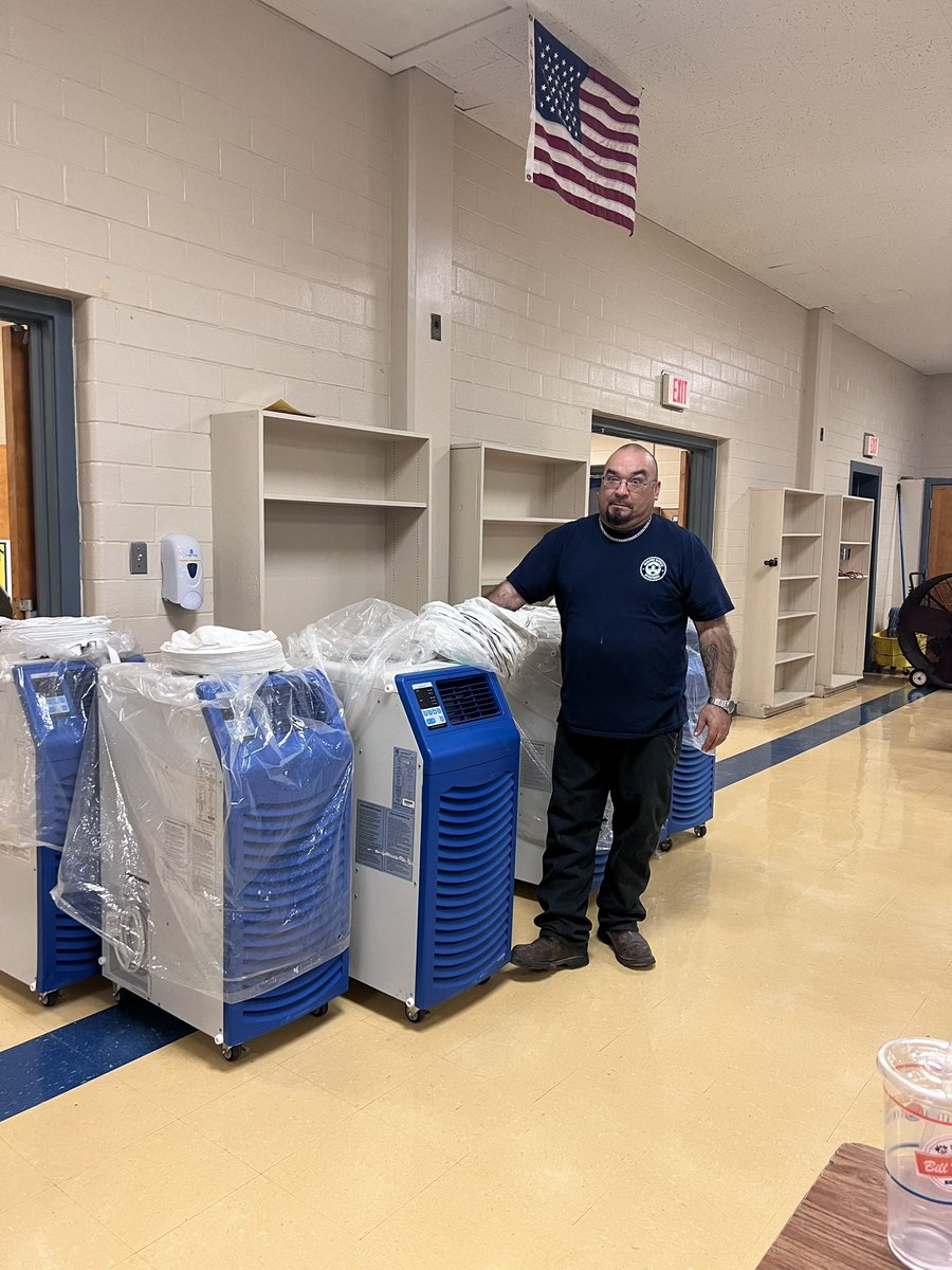 saisdlowell tweet media