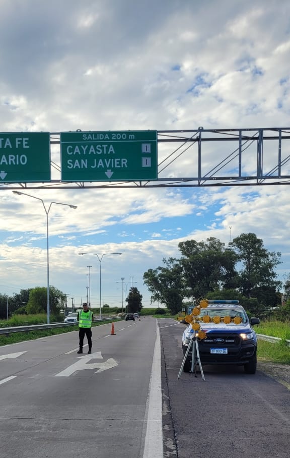 RedSegVial's tweet photo. #OperativoRetorno
#SantaFe
Agentes de Policía de Seguridad Vial están apostados en el ingreso a la ciudad sobre #RN168 garantizando un regreso ordenado y seguro desde las zonas donde muchas familias pasan el fin de semana. https://t.co/RNxCBvZpqR