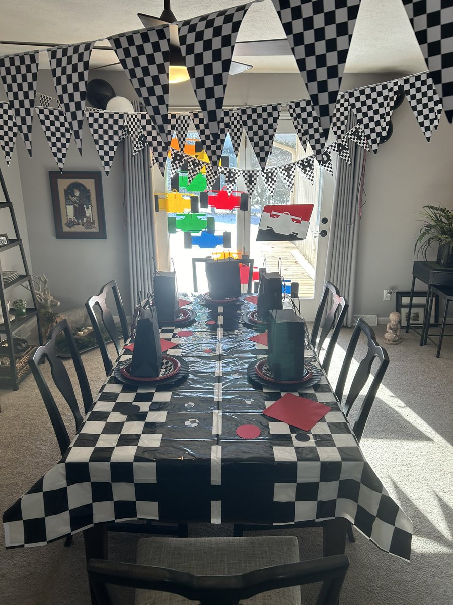 500Indy1911's tweet photo. Iโm 43 years old and my Mom still decorates for birthday parties for me, my brother, and my sister.
Can you tell whose birthday party was today?
Sheโs the absolute best!! ๐
#IsItMarchYet || @IndyCar || @jdouglas4 https://t.co/SFDeYmzr0v