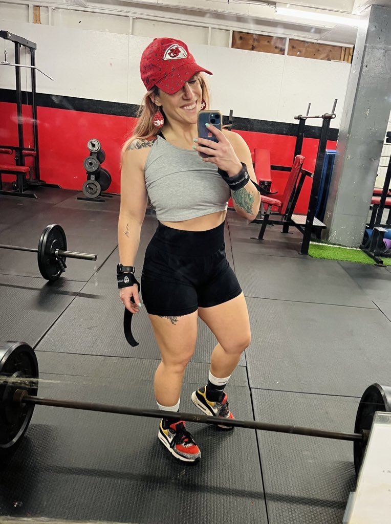 Cleans PR ✅
FINALLY got 125lb after being stuck for 4mo! Getting close to cleaning my weight (but I swear when my 1rep max go👆so does my body weight 😭😂)
Now we just need a big Chiefs win & this will be The. Best. Day. Ever! ❤️💛
#womenwholift