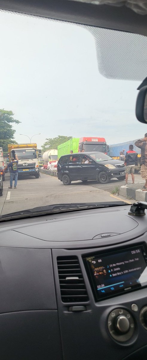 ulykamali's tweet photo. @e100ss update kecelakaan di AKR babat, jalus dari surabaya ke arah babat kontra flow masi macet https://t.co/m6s1nTOQEu