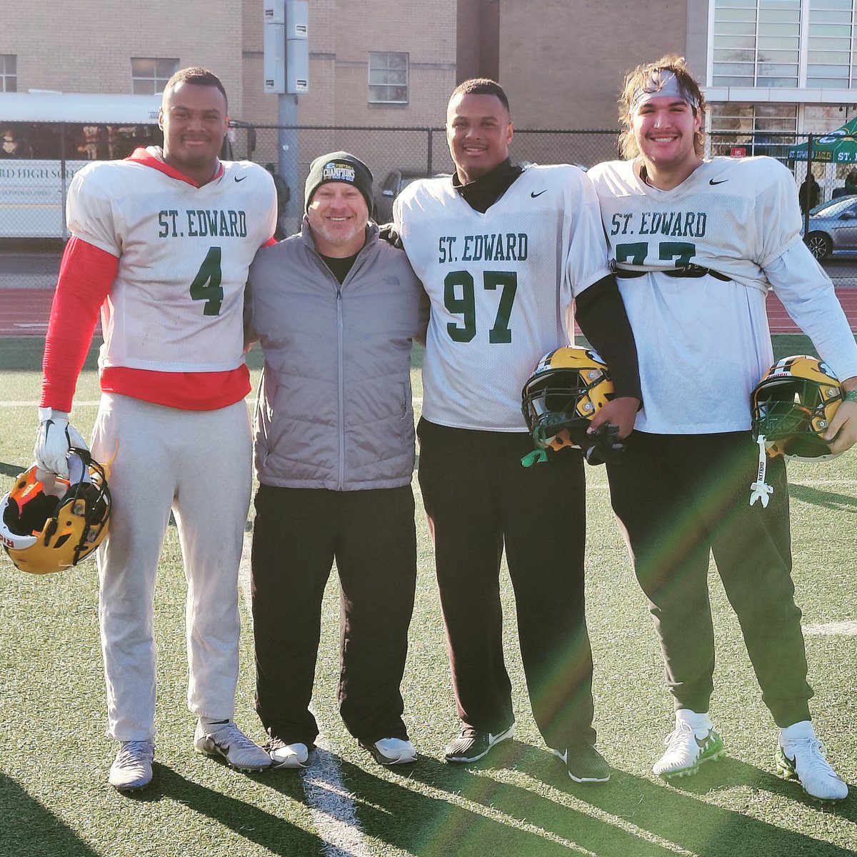 EdT3rays24's tweet photo. @SayomGD @Devontae_440 😂😆😂 🦅🦅💚💚. They look different to me. Deonte (L) and Devontae (R) 😉
Go Bucks! https://t.co/zrUl1ruxCw