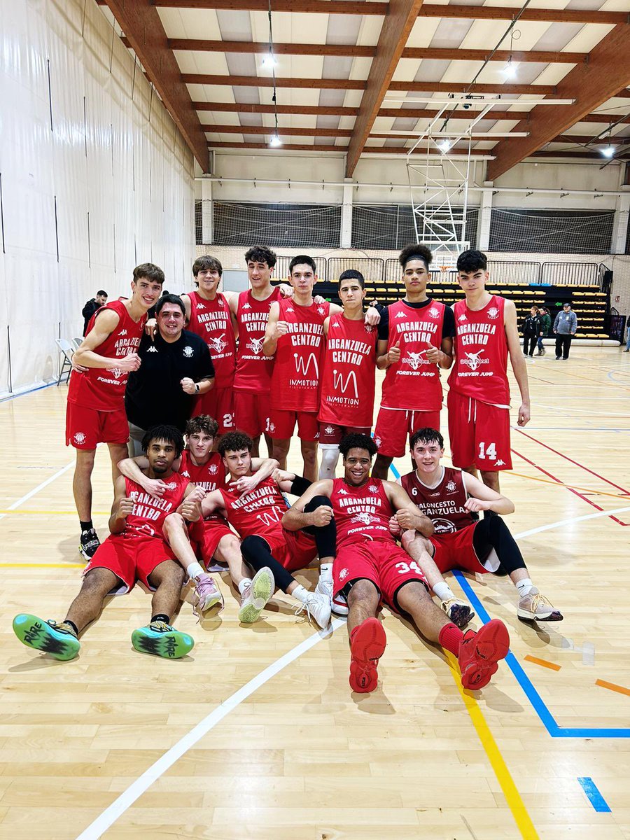 JUNIOR A.

Estos tíos se merecen todo. Estos tíos son increíbles. Una victoria trabajada en un gran partido. 

#AGZNation