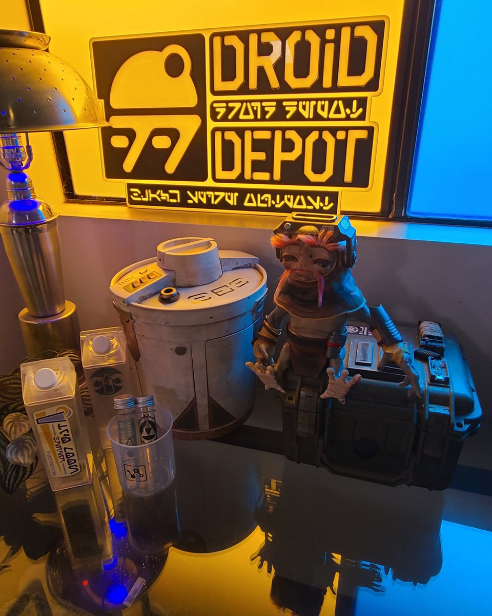 I've got quite the SWarzy corner going on here...

#myhomeismyart #starwars #BabuFreak #commbox #bluemilk #camtono #droiddepot  #cityofangels