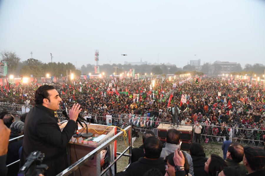 MughalzadaAwai's tweet photo. یہ ہوتی ہے عزت کہ جب ایک خاتوں بھرے پنڈال میں پارٹی کے نعرے لگا رہی تھی تو چئیرمین بلاول نے نہ صرف نعروں کا جواب دیا بلکہ حوصلہ افزائی کے ساتھ ساتھ اپنے ٹویٹر اکاؤنٹ پہ تصاویر بھی شئیر کی یہ ہے میری قیادت
ویلڈن #شہزادہ_کوثر_گیلانی جیالی آپ نے نہ صرف مشکل وقت میں پارٹی کا ساتھ دیا بلکہ پیپلزپارٹی کے پرچم کو بھی بلند رکھا۔
#LahoreBhuttoKa 
#چنو_نئی_سوچ_کو 
@BBhuttoZardari @AseefaBZ @BakhtawarBZ @PeoplesPartyEU @FrdkhanumFarida @PPPMansehra