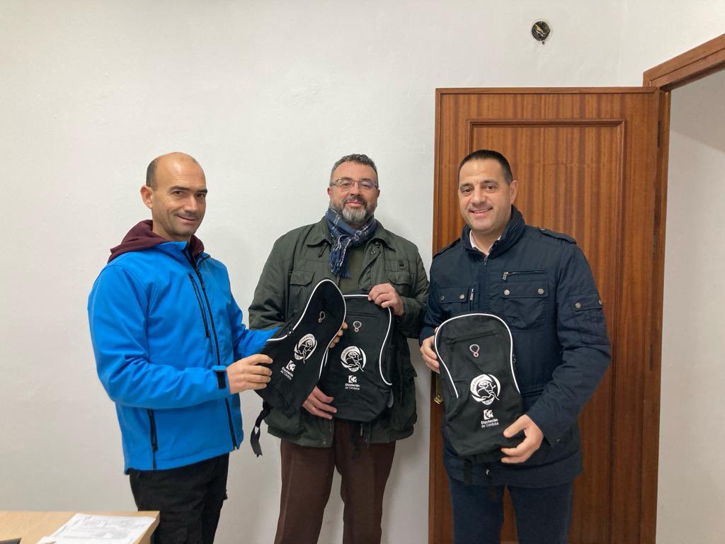 AtletismoRute's tweet photo. Poco a poco vamos equipando a los miembros del #Club #Atletismo #Rute. Celebramos que ya superamos el centenar de socios regalándoles una mochila. 
Con el patrocinio de @dipucordoba
#ClubAtletismoRute https://t.co/lK43QEVX8a