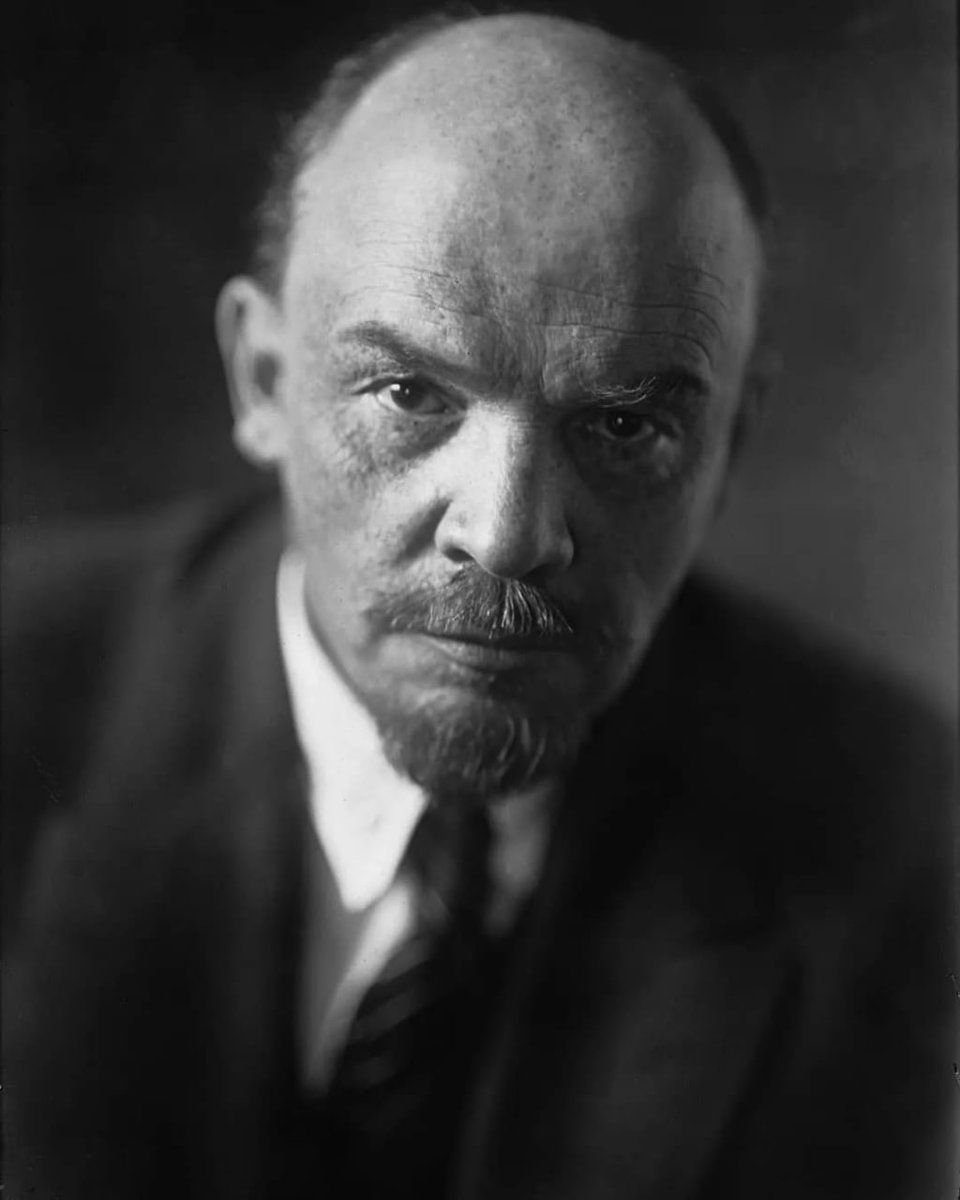 A 100 años de la muerte de Lenin, un #21Enero pero de 1924, Vladimir Ilich #Lenin, brillante teórico del marxismo, gran luchador por la liberación de los trabajadores, revolucionario, fundador del Partido Bolchevique, inspirador y organizador del Gran Octubre Socialista.