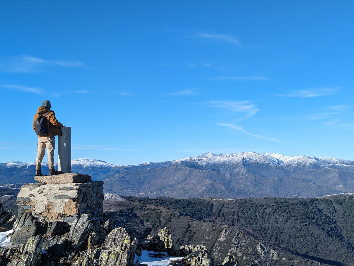 La Tornera en Puebla de la Sierra con el Pico del Lobo al fondo.