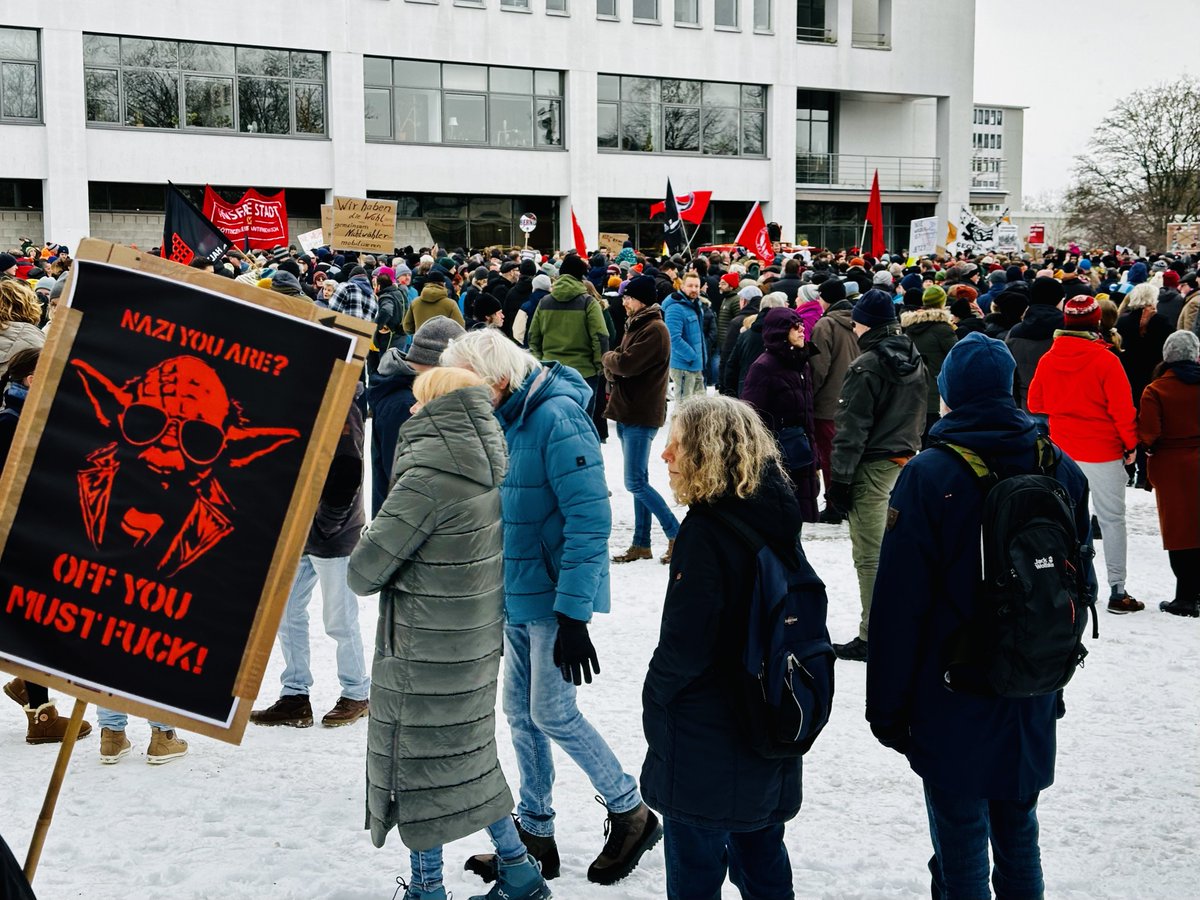 Michael Brakemeier (@soulmib) on Twitter photo „Nazi you are? Off you must fuck“ - je nach Quelle waren heute 12.000 bis mehr als 15.000 Menschen in #Göttingen auf der Demo gegen die #AfD und #Rechtsextremismus unterwegs. #goe2101
Unsere Zusammenfassung im <a href="/goetageblatt/">Göttinger Tageblatt</a>: goettinger-tageblatt.de/lokales/goetti… „Nazi you are? Off you must fuck“ - je nach Quelle waren heute 12.000 bis mehr als 15.000 Menschen in #Göttingen auf der Demo gegen die #AfD und #Rechtsextremismus unterwegs. #goe2101
Unsere Zusammenfassung im <a href="/goetageblatt/">Göttinger Tageblatt</a>: goettinger-tageblatt.de/lokales/goetti…