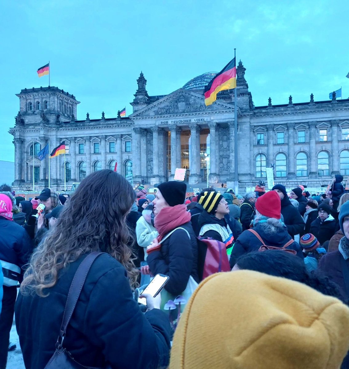 Hunderttausende Menschen setzten heute in #Berlin ein starkes Zeichen für #Demokratie und #Vielfalt und #gegenRechtsextremismus. Das macht Mut. Danke Berlin❤️